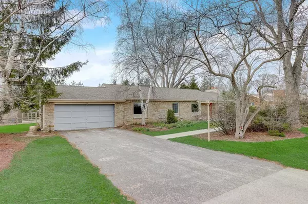 8965 N Fielding Rd, Bayside, WI 53217