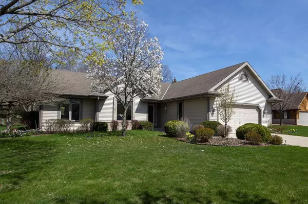 8804 W Mourning Dove Ct, Franklin, WI 53132