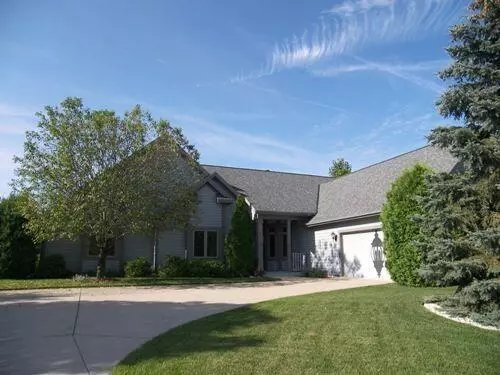 1044 Hillwood Blvd, Pewaukee, WI 53072