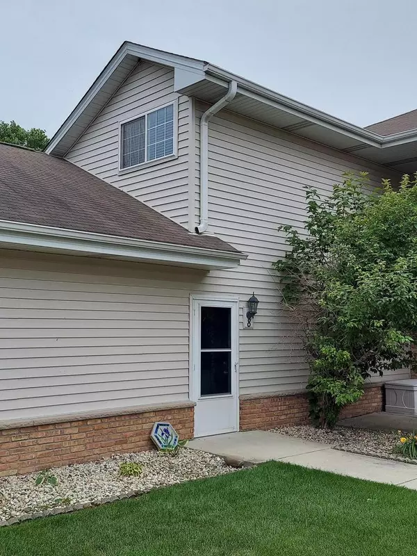 Cudahy, WI 53110,6240 S Creekside Dr #8