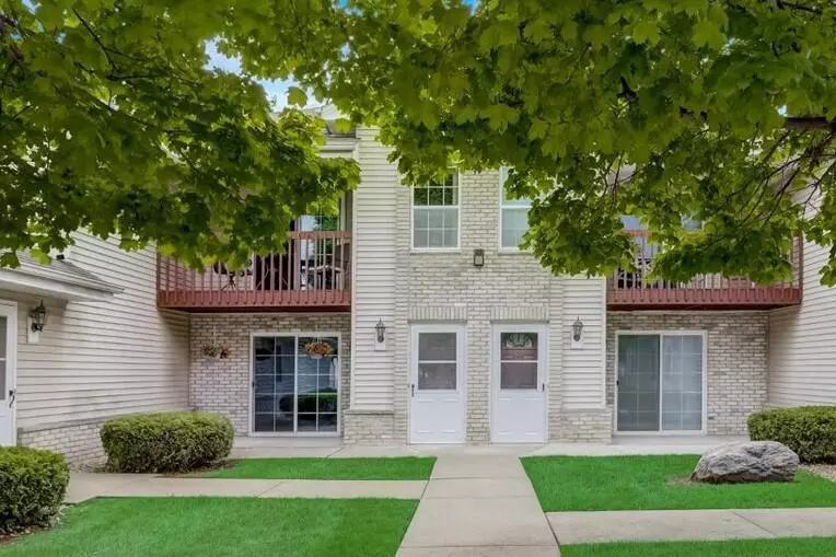 6185 S Creekside DRIVE #1, Cudahy, WI 53110