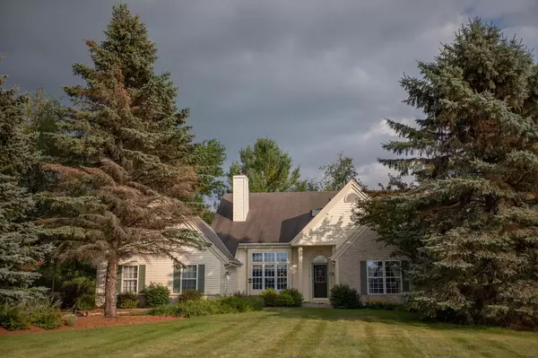 1160 S Opengate Ct, Summit, WI 53066