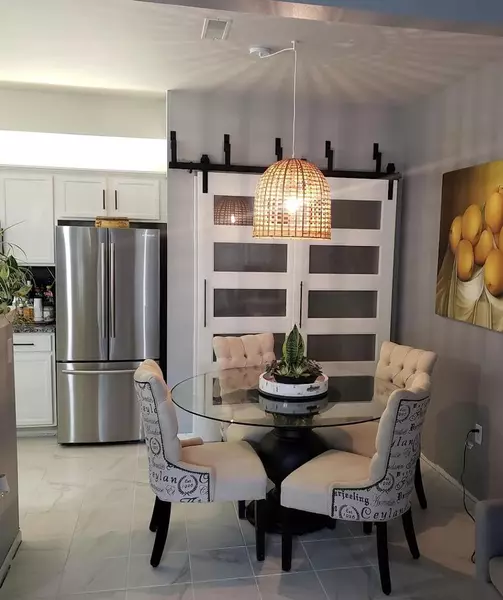 6115 S Creekside Dr #1, Cudahy, WI 53110