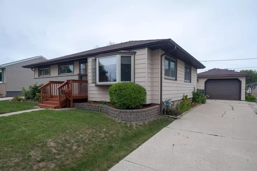 6200 S Cory Ave, Cudahy, WI 53110