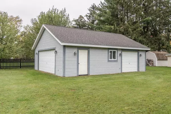 Dousman, WI 53118,376 Sand Hill Ln