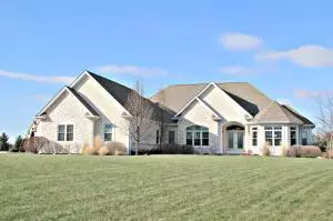 363 Sunshine Dr, Hartland, WI 53029