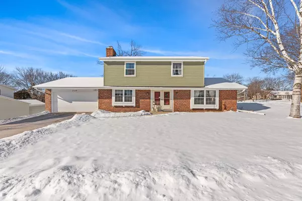 2438 Saratoga Rd, Waukesha, WI 53186