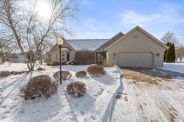 609 Two Rivers Dr, Mukwonago, WI 53149