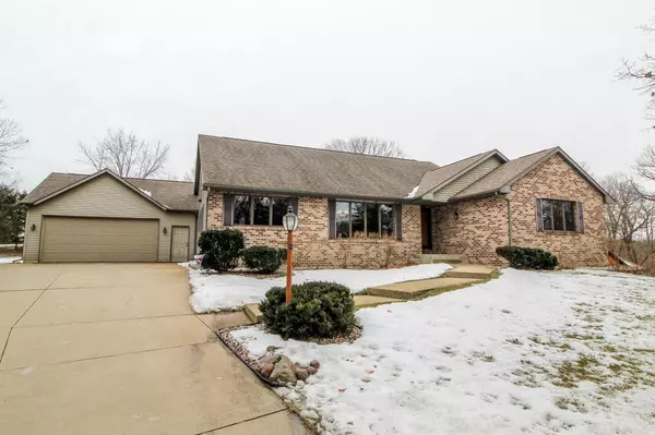 W9173 Wilderness Pl, Cambridge, WI 53523