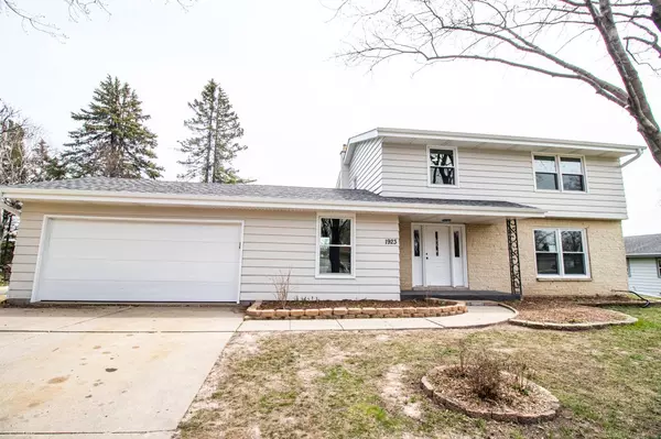 1923 Sunnyside Dr, Waukesha, WI 53186