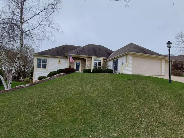 913 Valley Hill Dr, Waukesha, WI 53189