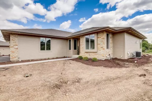 Hartland, WI 53029,1000 N Pinegrove COURT #40