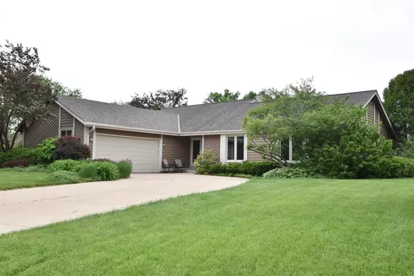 5261 Robinwood Ln, Hales Corners, WI 53130