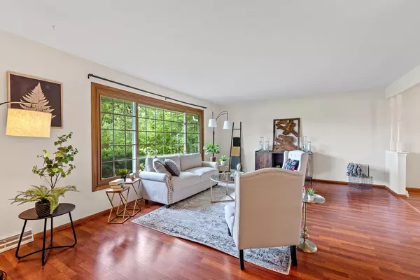 5560 S Oxford Dr, New Berlin, WI 53146