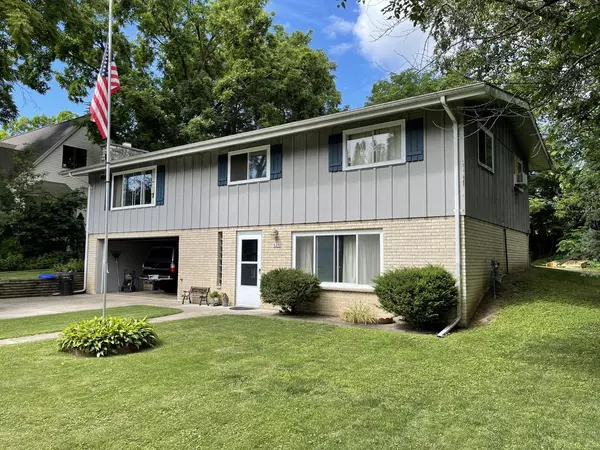 629 1st St, Delafield, WI 53018