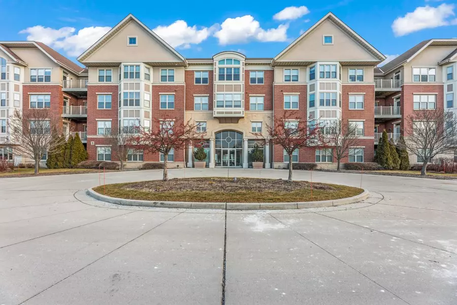 4130 S Lake Dr #482, Saint Francis, WI 53235
