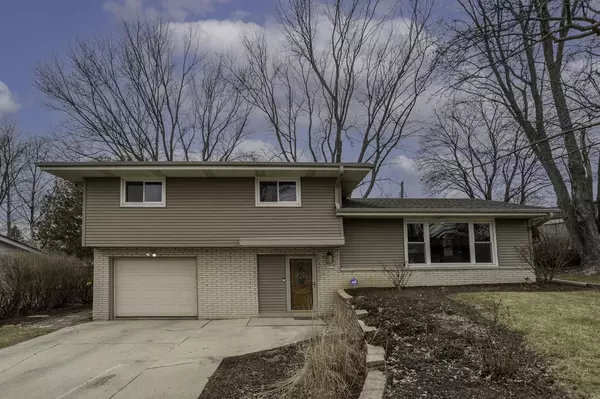 W161N9537 Blackfoot DR, Menomonee Falls, WI 53051