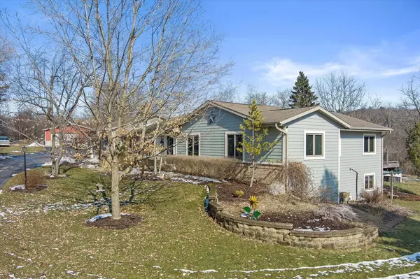 150 Indian Spring DRIVE, Delafield, WI 53018