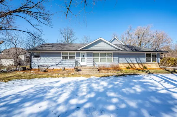 847 W Devonshire ROAD, Delafield, WI 53018