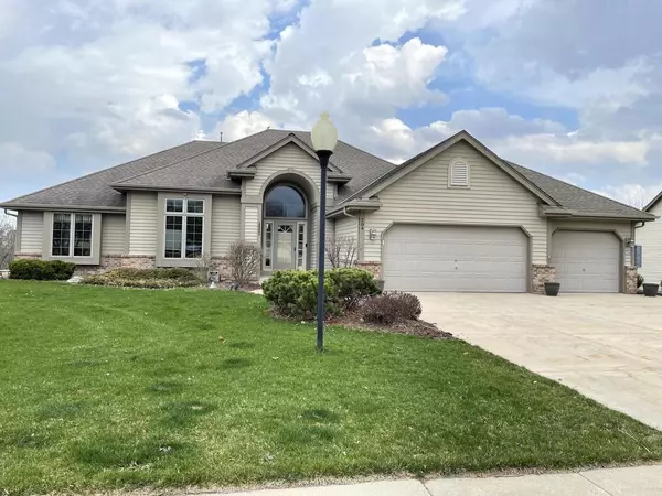 704 Two Rivers DRIVE, Mukwonago, WI 53149