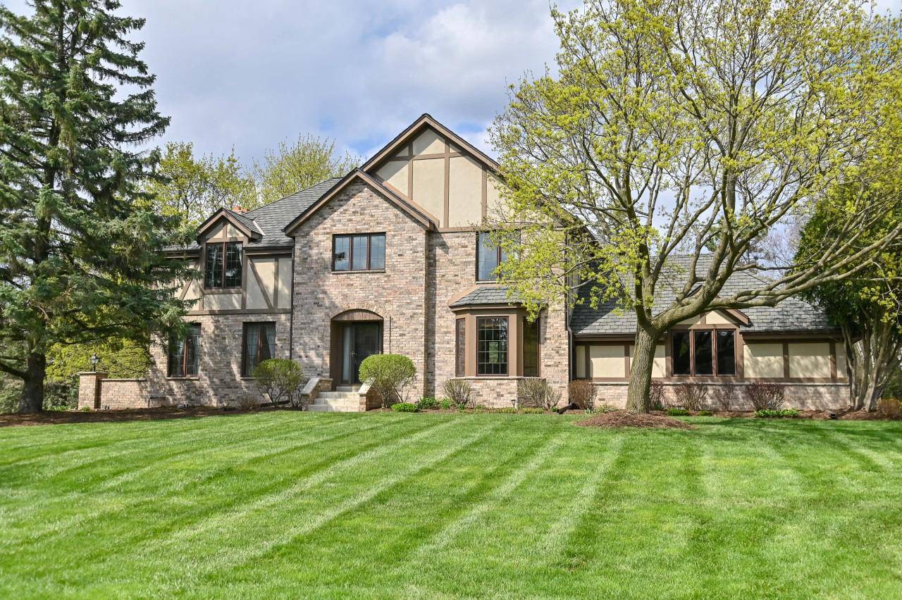 1660 Barrington Woods DRIVE, Brookfield, WI 53045