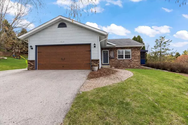 913 Manchester COURT, Hartland, WI 53029