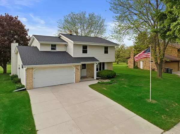 225 Meadowside COURT, Pewaukee, WI 53072