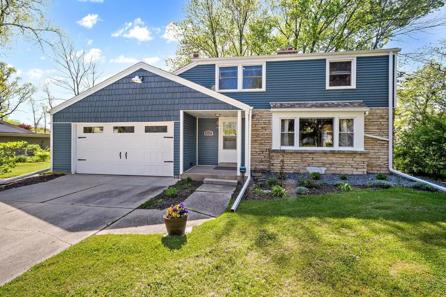 8933 N Pelham PARKWAY, Bayside, WI 53217