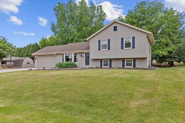 5507 Queens WAY, Slinger, WI 53086