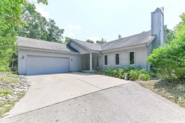 S50W34299 Ridgeway DRIVE, Dousman, WI 53118