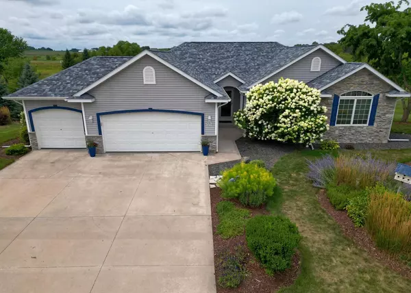 W381N8335 Rolling River COURT, Oconomowoc, WI 53066