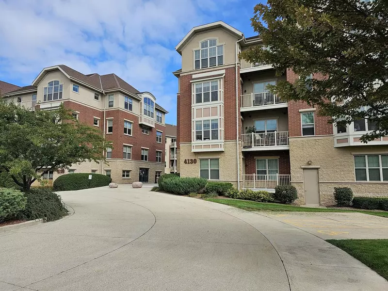 4130 S Lake DRIVE #477, Saint Francis, WI 53235