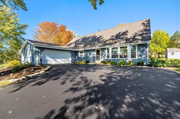 W306S7574 Applewood LANE, Mukwonago, WI 53149