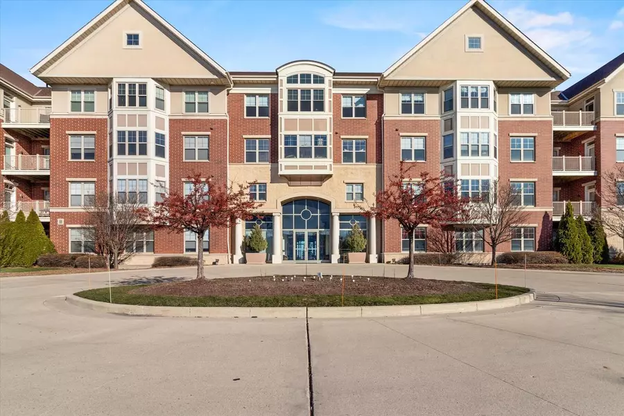 4110 S Lake DRIVE #231, Saint Francis, WI 53235