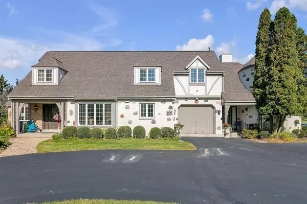 2707 W Cassel LANE, Mequon, WI 53092