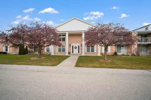 940 W Heritage COURT #208, Mequon, WI 53092