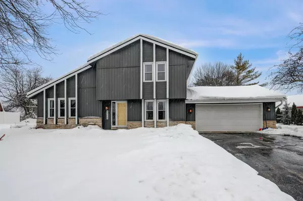 3368 S Acredale DRIVE, New Berlin, WI 53151