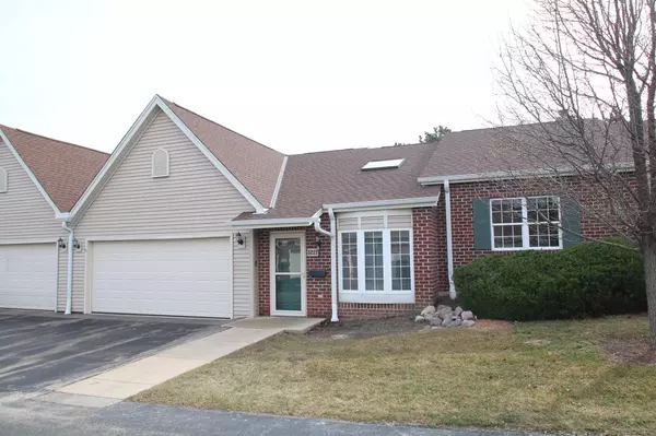 5222 S Hidden DRIVE, Greenfield, WI 53221