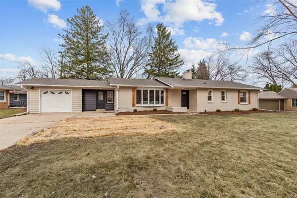 232 E Alta Loma CIRCLE, Thiensville, WI 53092