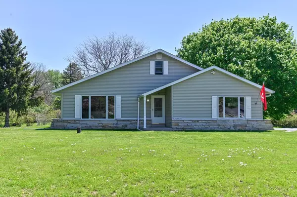 W284N6760 Parker PLACE, Hartland, WI 53029