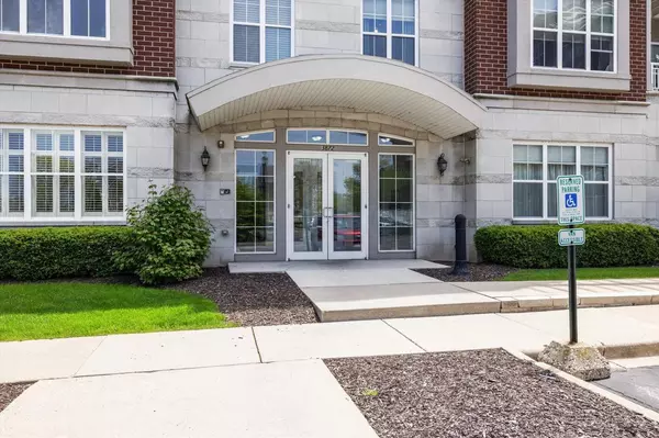 Saint Francis, WI 53235,3872 S Lake DRIVE #204