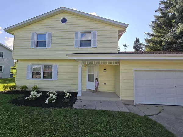 4425 S Dora LANE, New Berlin, WI 53151