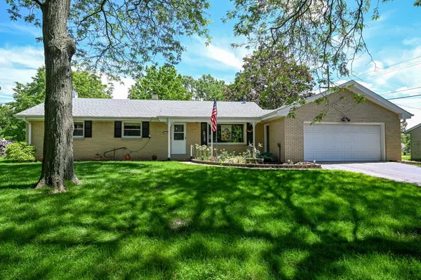 3830 S Sunny View DRIVE, New Berlin, WI 53151