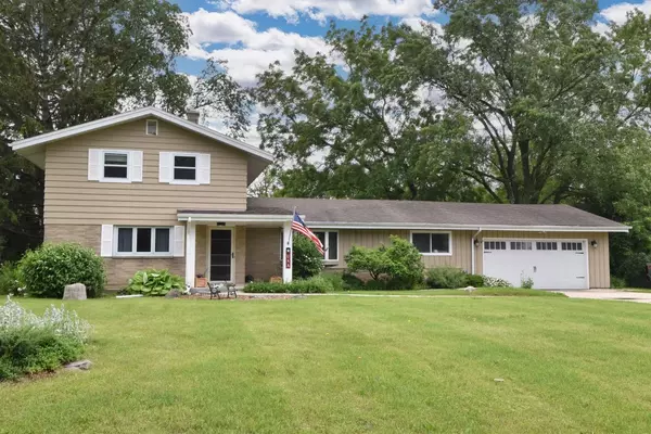 16615 W Crescent DRIVE, New Berlin, WI 53151