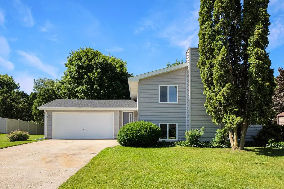 Oconomowoc, WI 53066,239 Hillside DRIVE