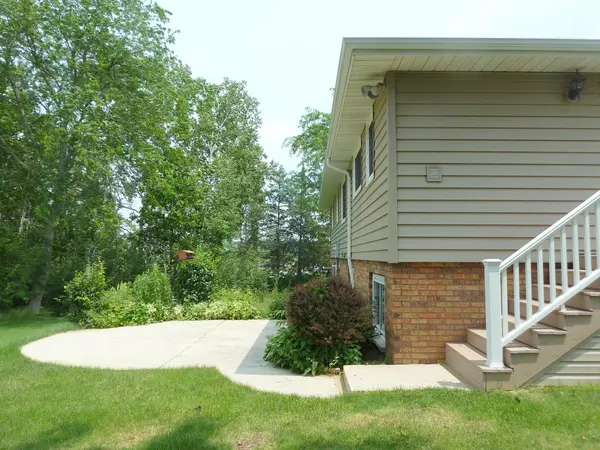 Pewaukee, WI 53072,285 Meadowside COURT