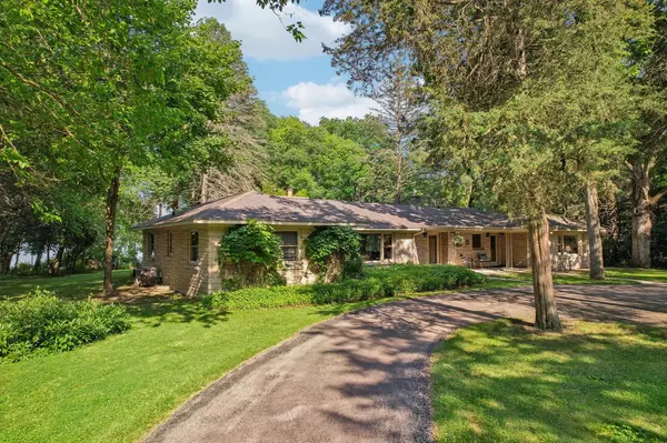 1330 N Dousman ROAD, Summit, WI 53066
