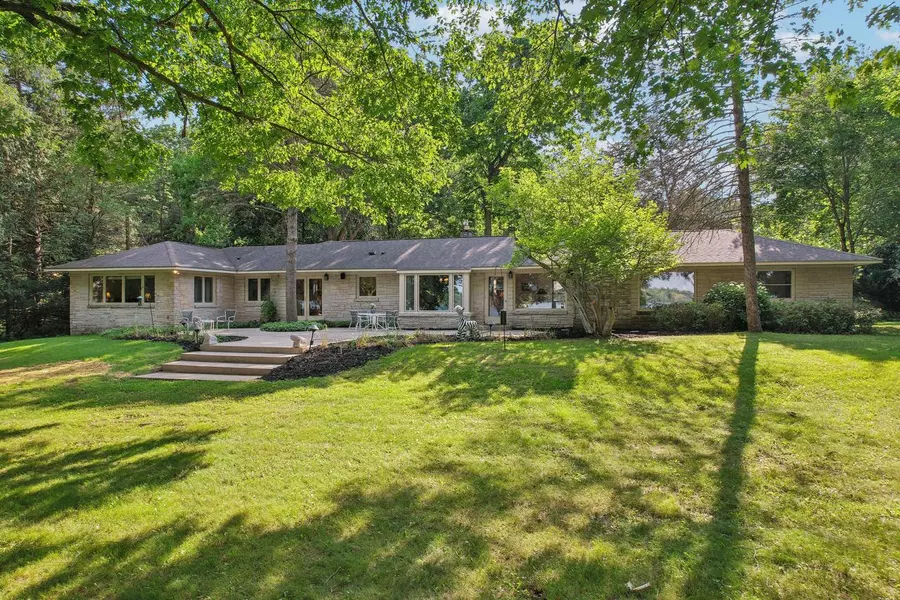 1330 N Dousman ROAD, Summit, WI 53066