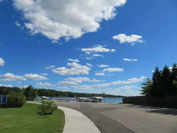 Twin Lakes, WI 53181,118 S Lake AVENUE