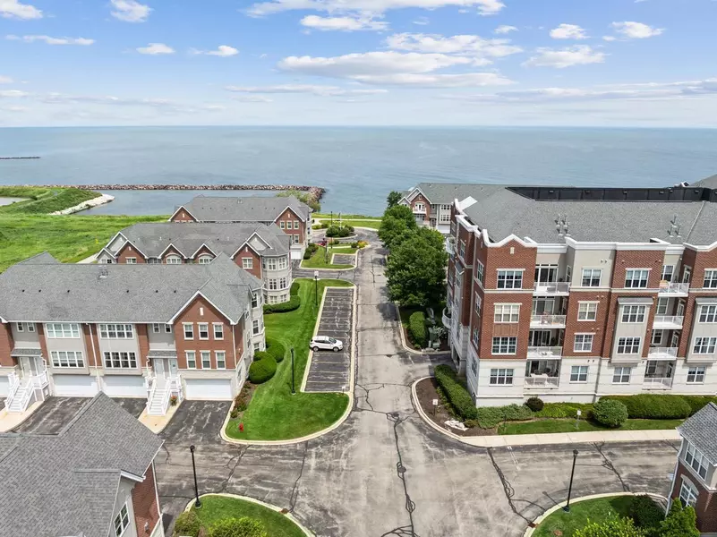 3872 S Lake DRIVE #101, Saint Francis, WI 53235